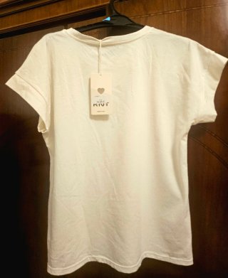 Camiseta con detalle crochet y flecos