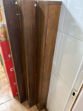 Estantería de madera y metal