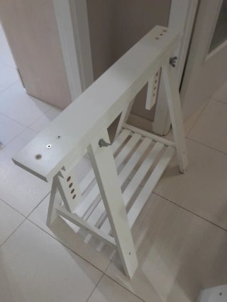 2...Soporte de escritorio de madera blanco