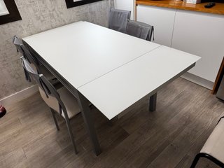 Mesa de cocina extensible de cristal blanco mate