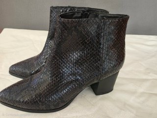 Botines negros efecto piel serpiente