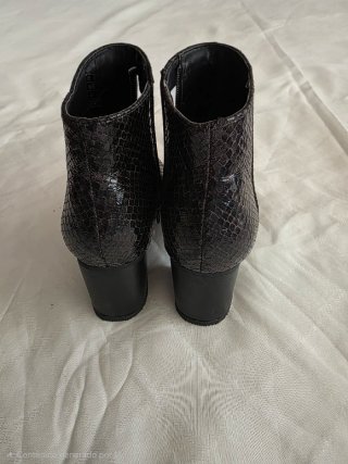 Botines negros efecto piel serpiente