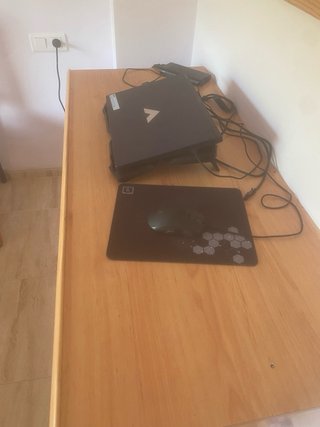 Escritorio de madera con cajón y estantes