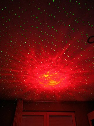 Proyector de estrellas y nebulosa. Astronauta