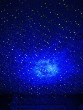 Proyector de estrellas y nebulosa. Astronauta