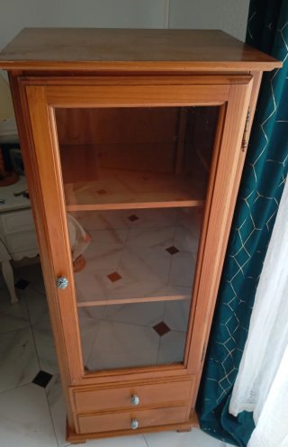 Mueble de pino con vitrina y cajones