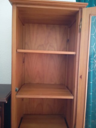 Mueble de pino con vitrina y cajones