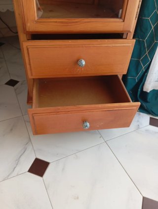 Mueble de pino con vitrina y cajones