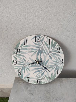 Reloj de pared con diseño de hojas