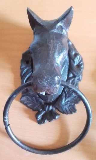 Llamadores de puerta y amarra caballos