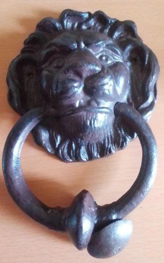 Llamadores de puerta y amarra caballos