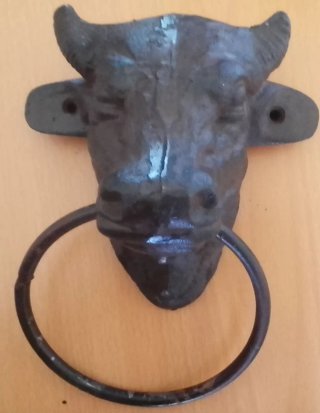 Llamadores de puerta y amarra caballos