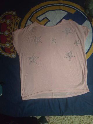 Camiseta rosa con estrellas de strass