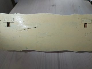 Perchero de madera beige con 3 ganchos