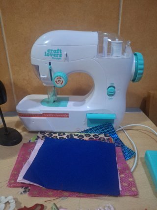 Máquina de coser infantil con accesorios