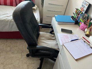 Silla de escritorio negra y beige