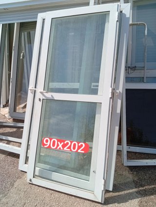 Puerta de aluminio blanca