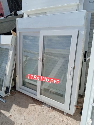 Puerta de aluminio blanca