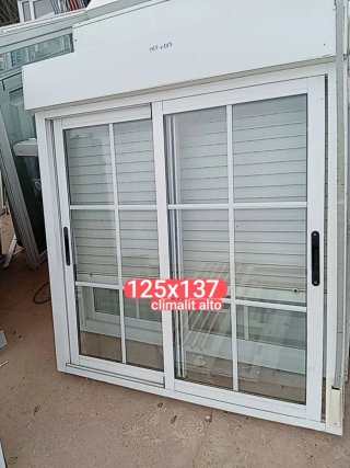 Puerta de aluminio blanca
