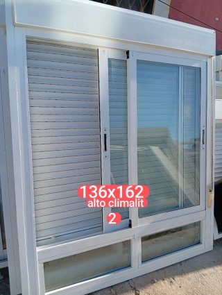 Puerta de aluminio blanca