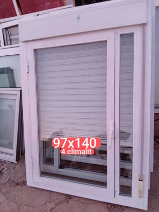 Puerta de aluminio blanca
