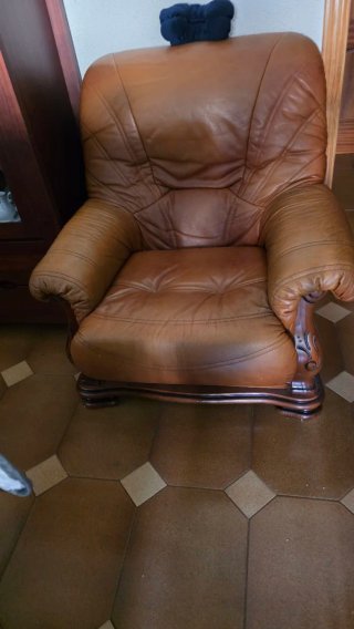 Sofá y sillones de piel marrón