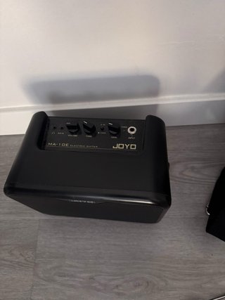 Guitarra Eléctrica Negra + Amplificador
