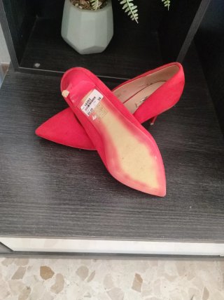 Zapatos de tacón rojos