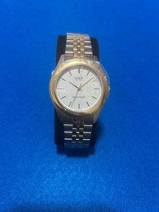 Reloj Casio Dorado y Plateado