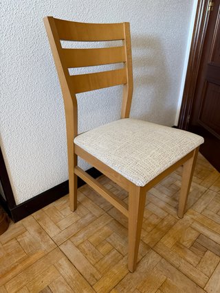 2 Sillas de madera con asiento tapizado