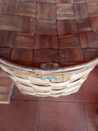 Cesta antigua de mimbre con ruedas