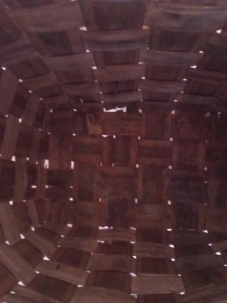 Cesta antigua de mimbre con ruedas