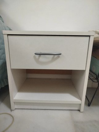 Mesita de noche blanca