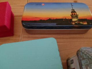 Cajas de almacenaje metálicas y de plástico