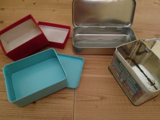 Cajas de almacenaje metálicas y de plástico