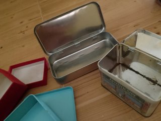 Cajas de almacenaje metálicas y de plástico