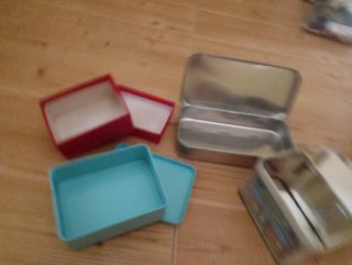 Cajas de almacenaje metálicas y de plástico