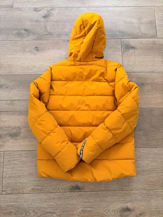 Abrigo acolchado amarillo con capucha