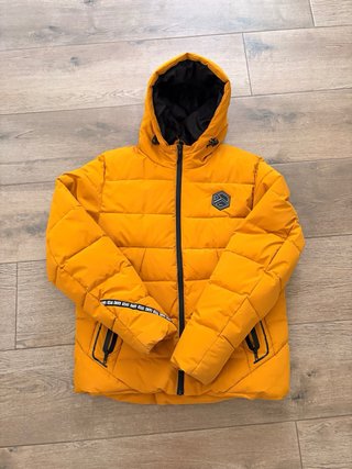 Abrigo acolchado amarillo con capucha
