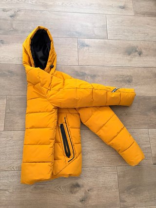 Abrigo acolchado amarillo con capucha