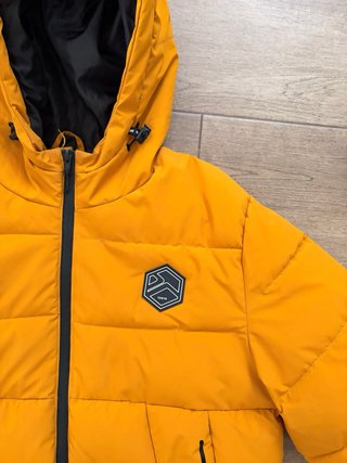 Abrigo acolchado amarillo con capucha
