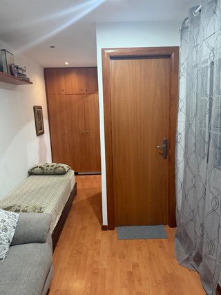Se alquila plaza de cama con armario