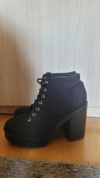 Botines negros con cordones y plataforma