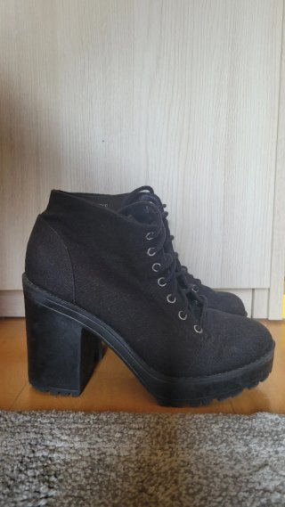 Botines negros con cordones y plataforma