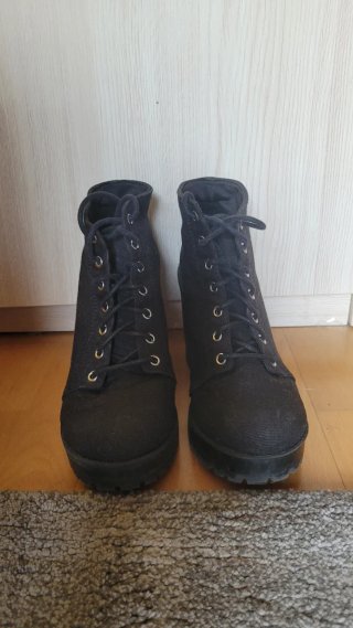 Botines negros con cordones y plataforma