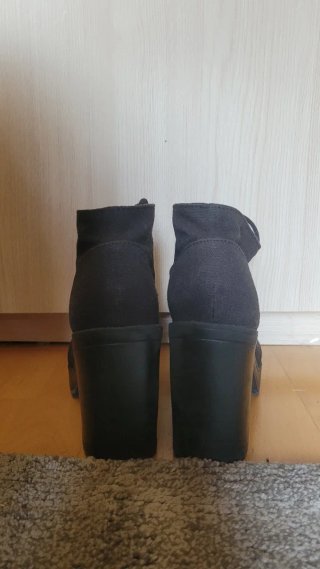 Botines negros con cordones y plataforma
