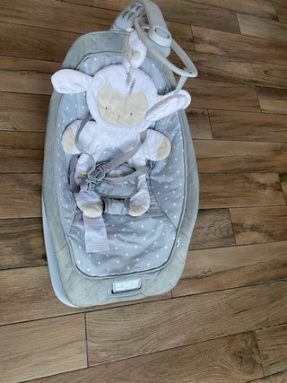 Hamaca para bebé con peluche de oveja