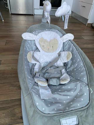 Hamaca para bebé con peluche de oveja