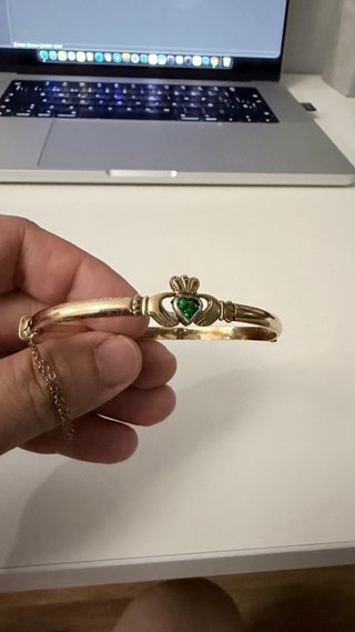 Pulsera Claddagh Oro 9K con Esmeralda