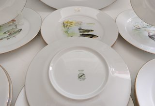 Vajilla de porcelana con peces y monograma
